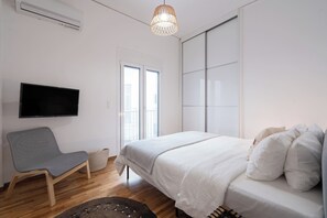 1 habitación y tabla de planchar con plancha 