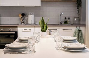 Fridge, oven, stovetop, dishwasher