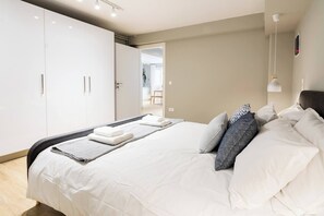 2 habitaciones y tabla de planchar con plancha 