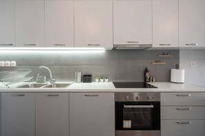 Réfrigérateur, un four, surface de cuisson, cafetière-théière