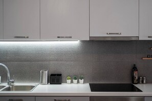 Kühlschrank, Ofen, Herdplatte, Wasserkocher mit Kaffee-/Teezubehör