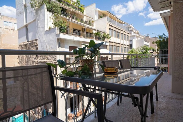 Outdoor dining - Exclusive Apt In The Of Athens'_2BD+2 Bathrooms (Athens)