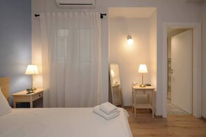 1 chambre, fer et planche à repasser