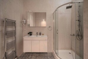 Douche, séchoir à cheveux, savon, shampooing