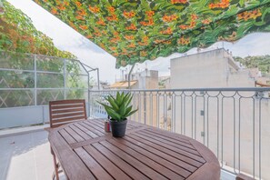 Outdoor dining - Garden of Eden in Koukaki (Athens)