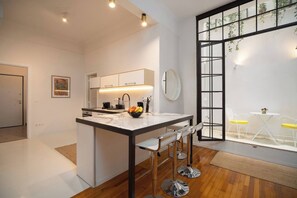 Kylskåp, mikrovågsugn, ugn och spishäll