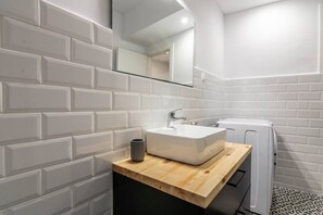 Suihku, hiustenkuivaaja, saippua, sampoo