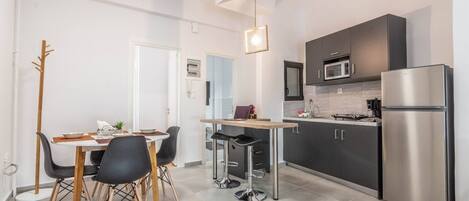 冷蔵庫、電子レンジ、コンロ、コーヒー / ティーメーカー