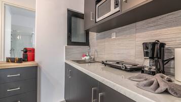 Cafetera y tetera, refrigerador, microondas y parrilla de estufa