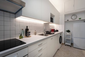 Réfrigérateur, four à micro-ondes, un four, surface de cuisson