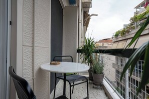 Outdoor dining - 2BR Vintage & Artistic Retreat in Athens heart (Athens)