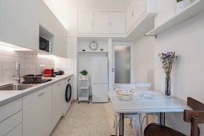 Réfrigérateur, four à micro-ondes, un four, surface de cuisson