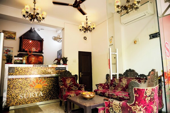 Lobby sitting area - Surya inn (New Delhi)