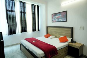 Deluxe Room | In-room safe, soundproofing, free WiFi, bed sheets - Surya inn (New Delhi)