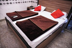 Standard Room | In-room safe, soundproofing, free WiFi, bed sheets - Surya inn (New Delhi)