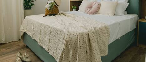 2 chambres, coffres-forts dans les chambres, fer et planche à repasser