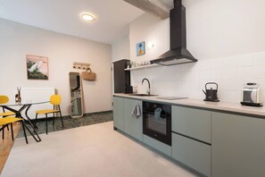 Fridge, oven, stovetop, coffee/tea maker