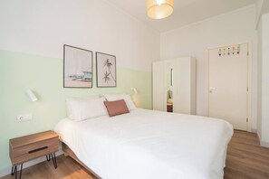 3 habitaciones, tabla de planchar con plancha y cuna de viaje 
