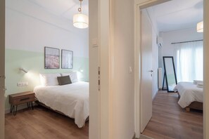 3 habitaciones, tabla de planchar con plancha y cuna de viaje