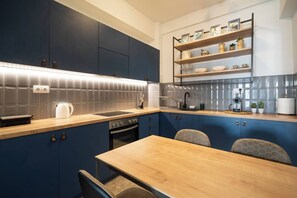 Fridge, oven, stovetop, coffee/tea maker