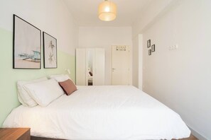 3 chambres, fer et planche à repasser, lit de bébé portatif