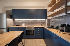 Refrigerador, horno, parrilla de estufa y cafetera y tetera