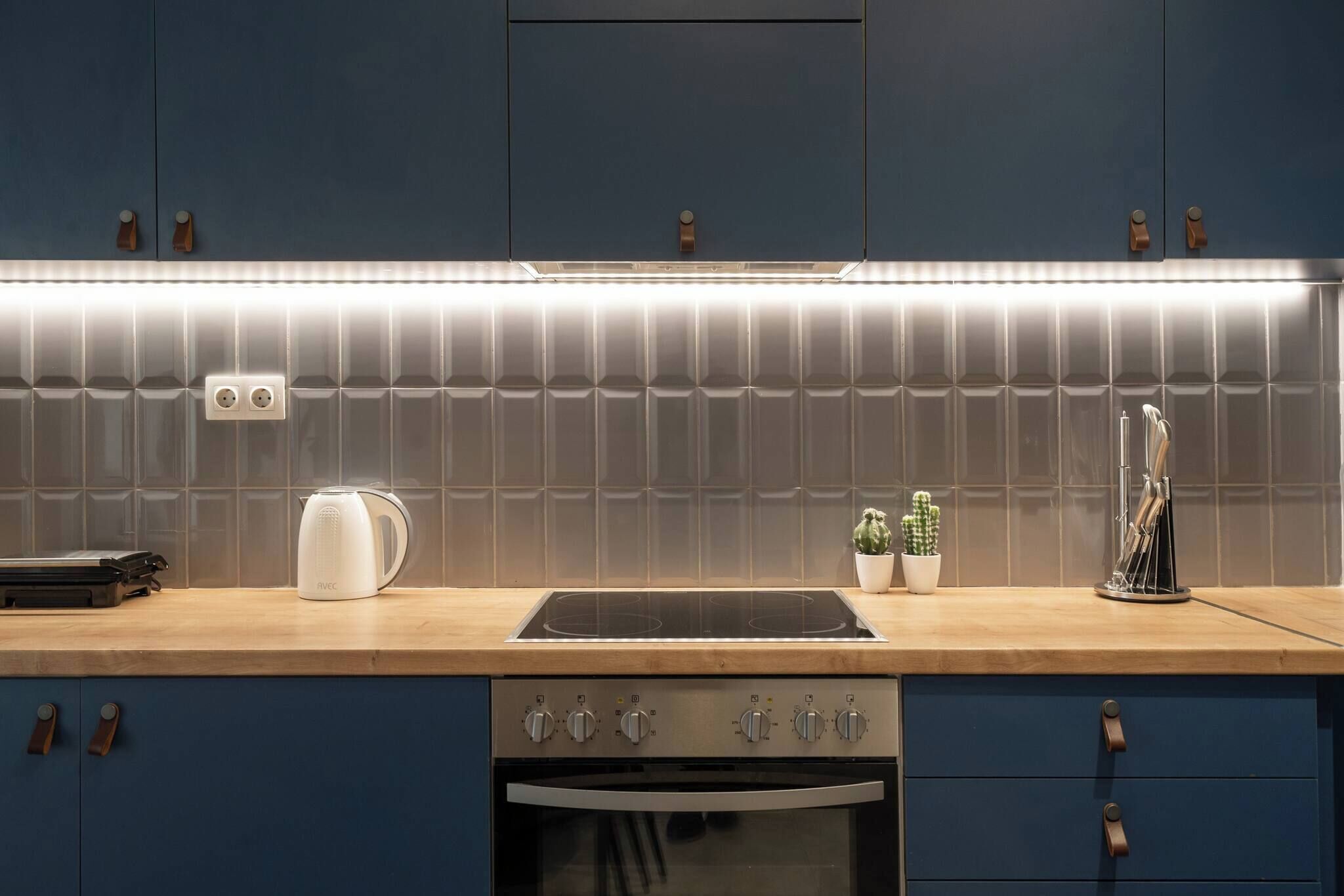 Fridge, oven, stovetop, coffee/tea maker