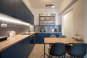 Réfrigérateur, un four, surface de cuisson, cafetiÚre-théiÚre