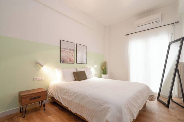 3 habitaciones, tabla de planchar con plancha y cuna de viaje