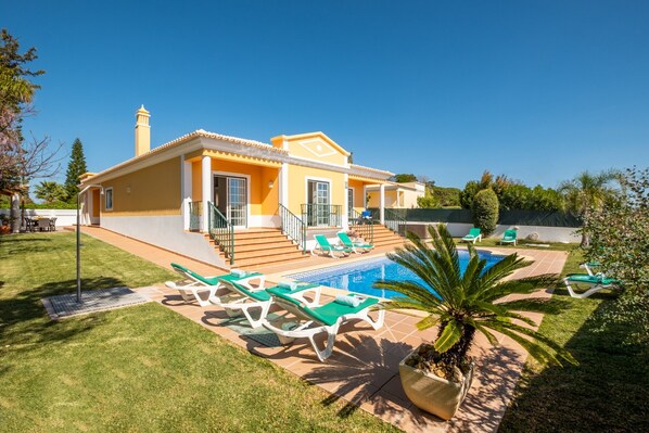 Villa | Pool | Indendørs pool, udendørs pool