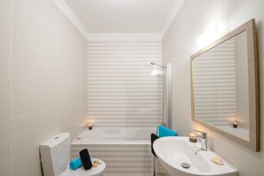Villa | Bathroom - Villa in Olhos de Agua With Private Pool (Albufeira)