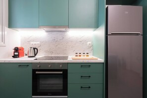 Fridge, oven, stovetop, coffee/tea maker