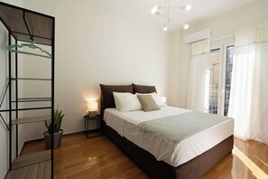 2 habitaciones y tabla de planchar con plancha