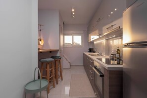 ثلاجة، فرن، موقد طهي مسطح، ماكينة لصنع القهوة/الشاي