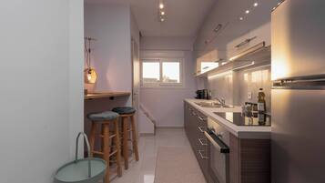 Refrigerador, horno, parrilla de estufa y cafetera y tetera