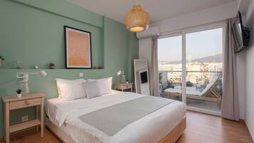1 habitación, tabla de planchar con plancha y ropa de cama