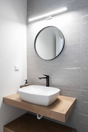 Douche, sèche-cheveux, savon, shampoing