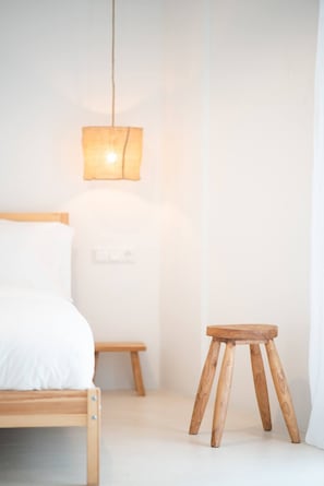 1 chambre, fer et planche à repasser