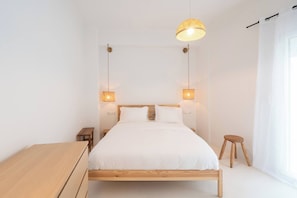 1 chambre, fer et planche à repasser