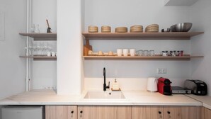 Cafeteira/chaleira, geladeira, cooktop, chaleira elétrica