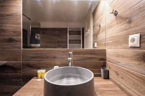 Dusche, Haartrockner, Seife, Shampoo