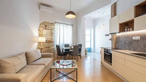 Una sala de estar moderna con sofá, mesa de centro y comedor.