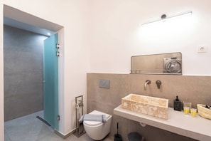 Shower, hair dryer, soap, shampoo - 2BR Apt 20 Mins From Acropolis w/ Washer & Dryer (Athens)