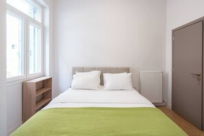 1 habitación y tabla de planchar con plancha 