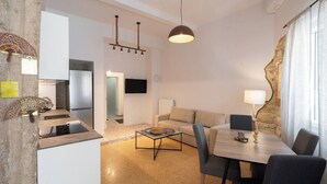 Un interior moderno con cocina, comedor y sala de estar.
