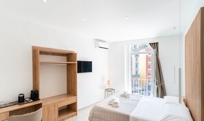 Chambre Deluxe double, balcon, vue sur la ville | Bureau, système d’insonorisation, accès au Wi-Fi (inclus)