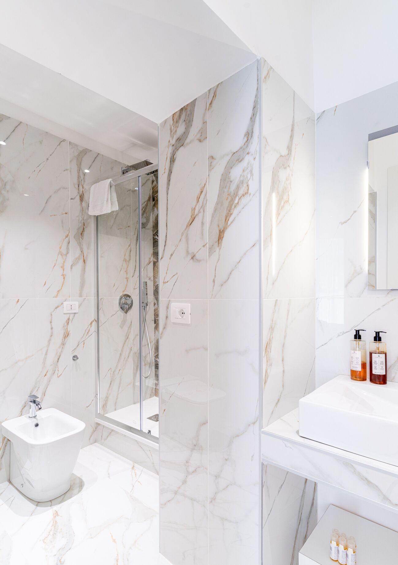 Luxury Double Room, Balcony | Bathroom | Shower, hair dryer, towels, soap