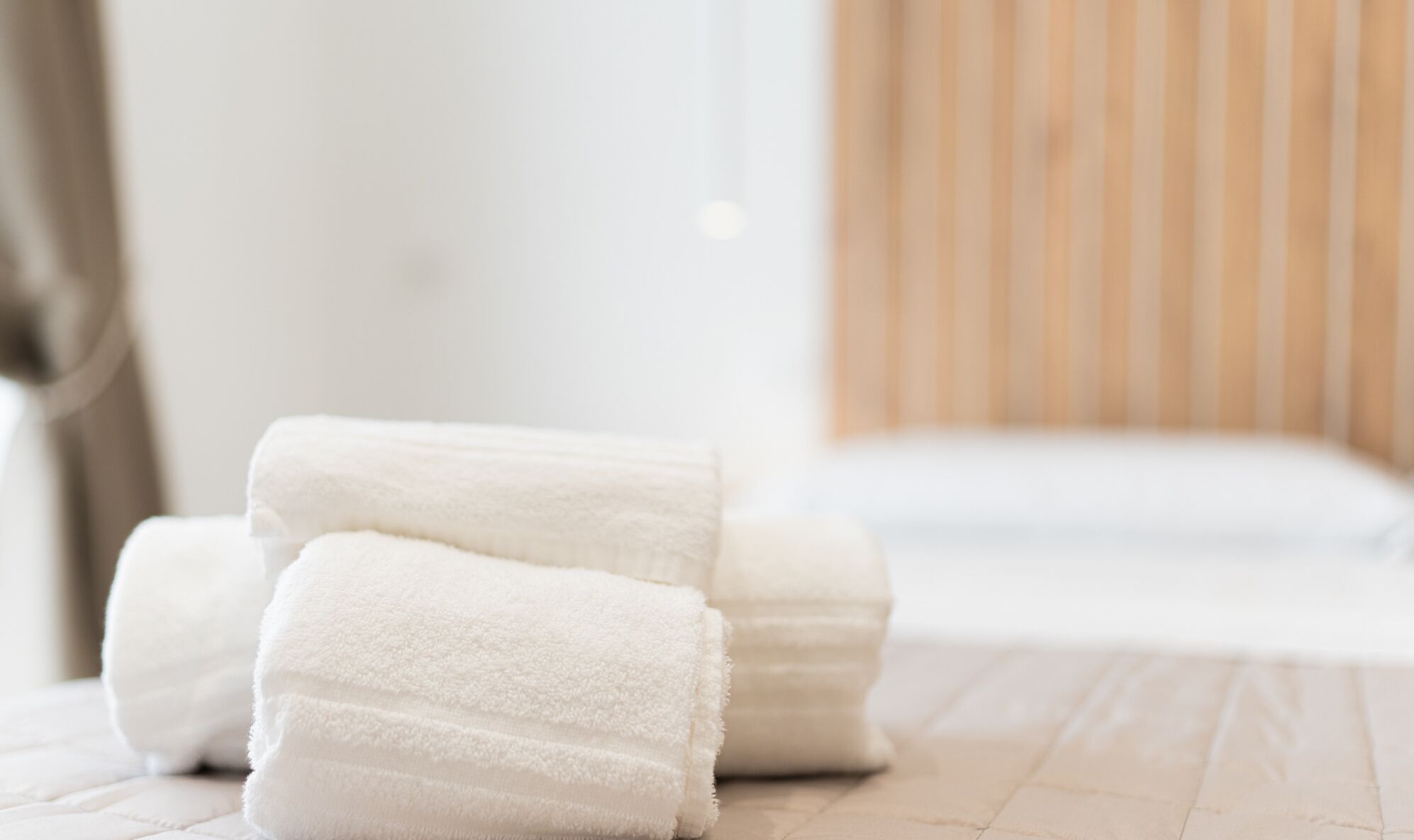 办公桌、免费 WiFi