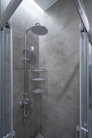 Douche, sĂšche-cheveux, savon, shampoing