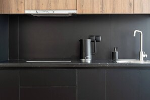 Refrigerador, microondas, parrilla de estufa y tetera eléctrica 